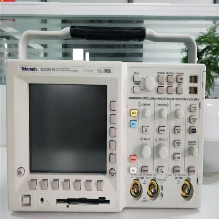 Tektronix TDS3012B ӫʾ